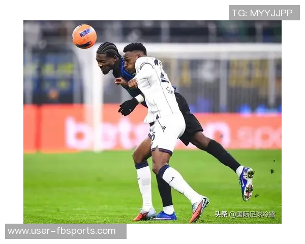 王濛身穿国米球衣与小图拉姆泽林斯基维耶里等球星合影留念